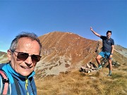 32 In vetta all'Arete (2227 m) con vista in Valegino (2415 m)...che ci aspetta baciato dal sole